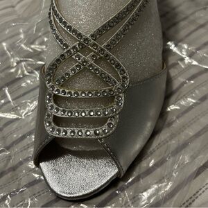 SILVER KITTEN HEELS WORN ONCE, SIZE 6 CAPARRO BRAND
